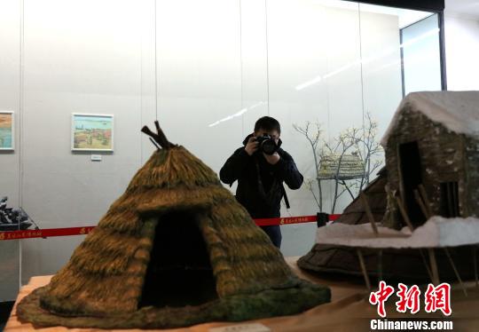 本次《赫哲印象——赫哲族渔猎文化雕塑绘画艺术展》共分春、夏、秋、冬四个单元，展出作品111件(套)。　王舒 摄