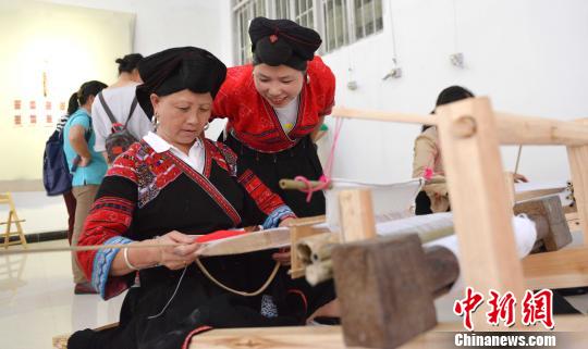 5月10日，瑶族妇女在培训班上学习纺织技艺。　潘志祥 摄