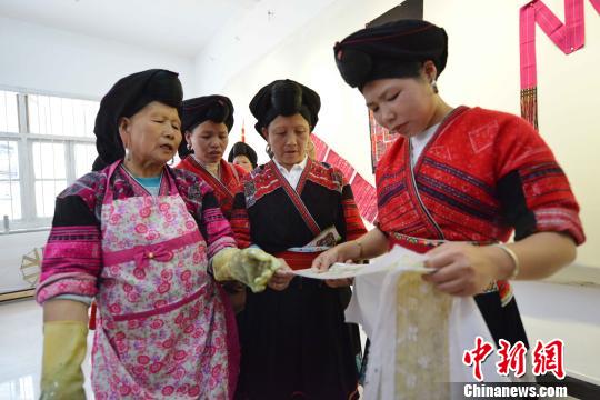 5月10日，瑶族妇女在培训班上学习蜡染技艺。　潘志祥 摄