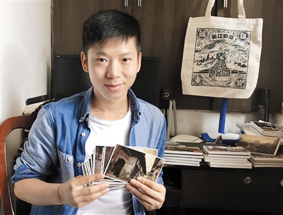 24岁的赵爽国庆期间售卖了700多套重庆特色老建筑、风景照明信片。 本报记者苑铁力 摄